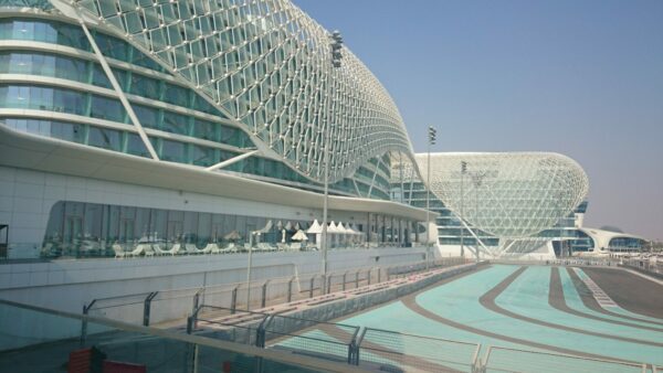 Abu Dhabi túra a Yas Marina Circuit meglátogatásával