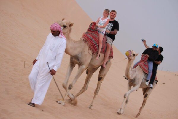 Passeig en camell a Abu Dhabi