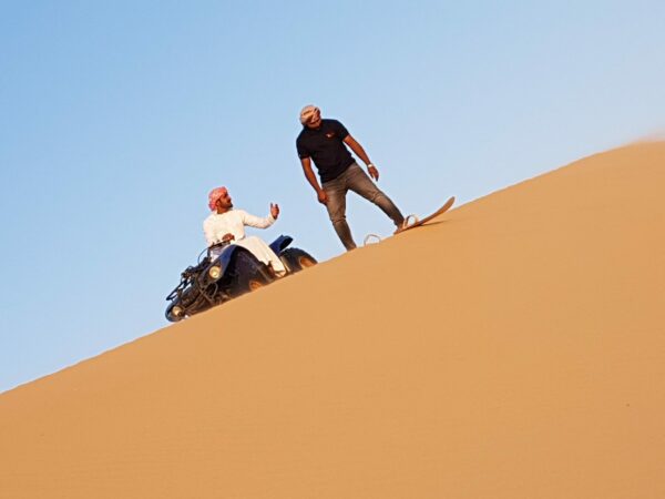 Mennyibe kerül a sivatagi szafari Abu Dhabiban?