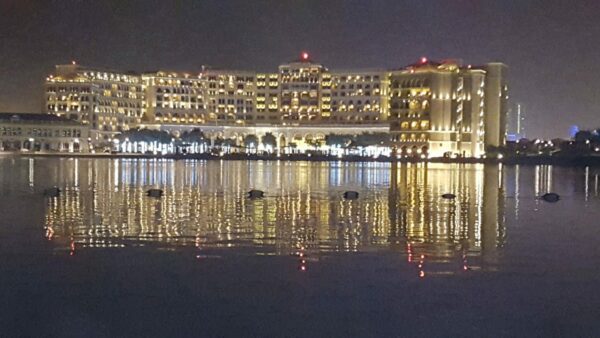 Hôtel illuminé à regarder en bateau