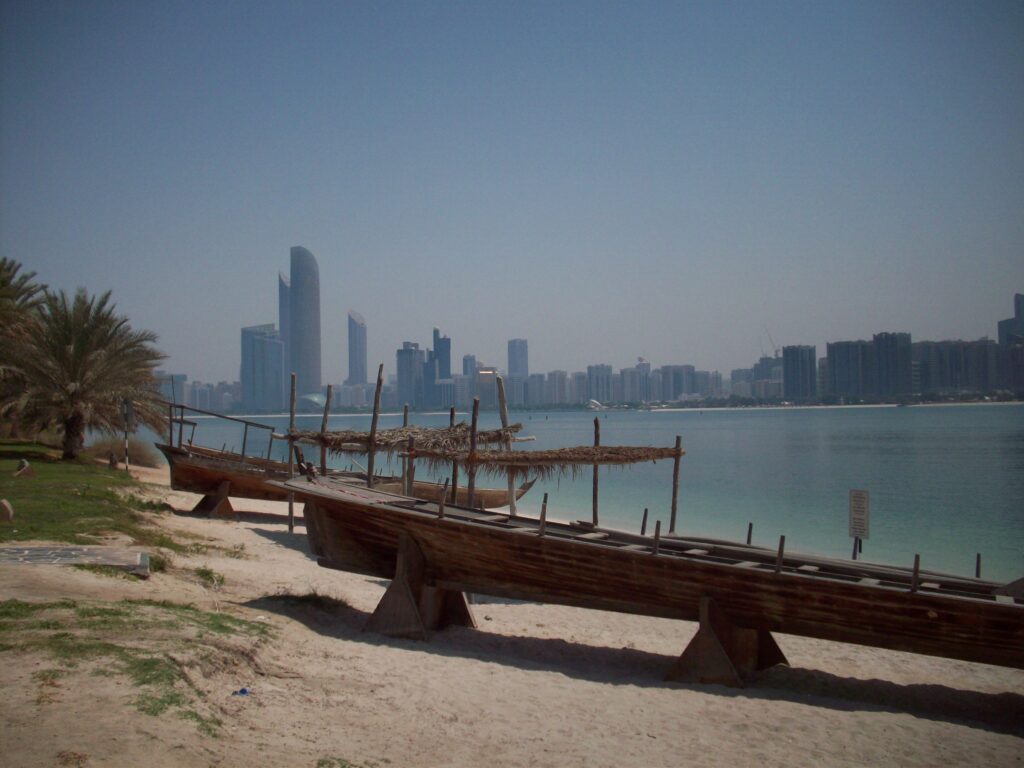Sieh die Skyline von Abu Dhabi vom Heritage Village