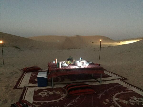 Romantisches Abendessen in den Wüstendünen