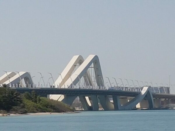 從海邊看謝赫扎耶德橋