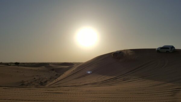 Solnedgång Abu Dhabi-öknen