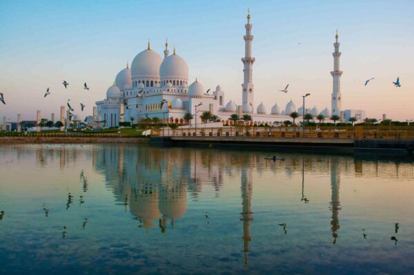 नाव यात्रा से देखने वाले अबू धाबी स्थलचिह्न