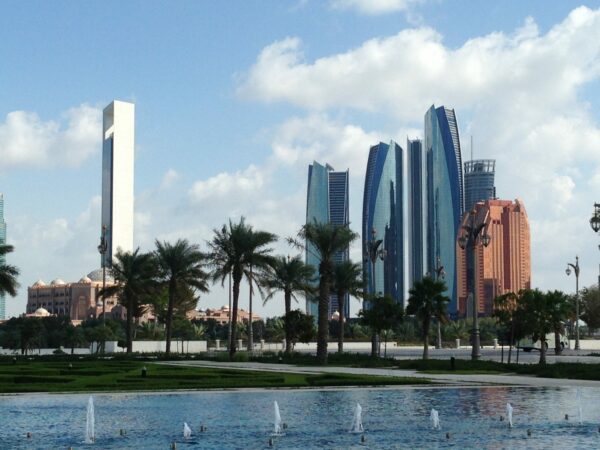 Emirates Palace az Etihad Towers közelében