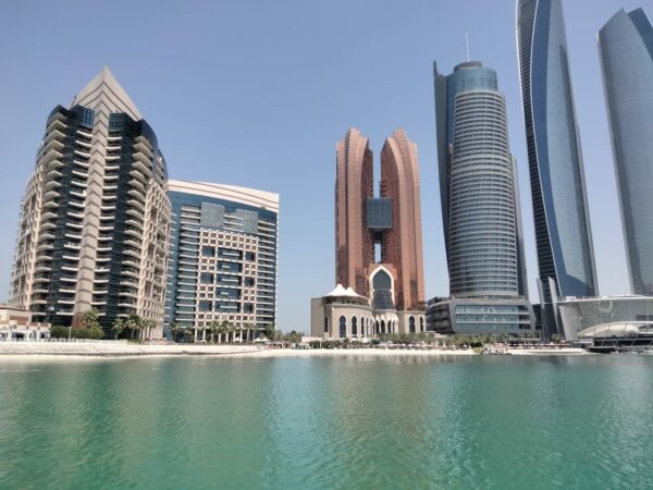 Plazen fir zu Abu Dhabi mam Boot ze besichen