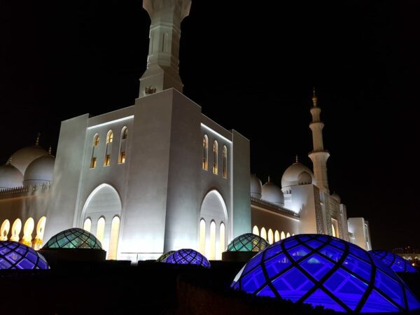 quan tanca la mesquita Sheikh Zayed al vespre?